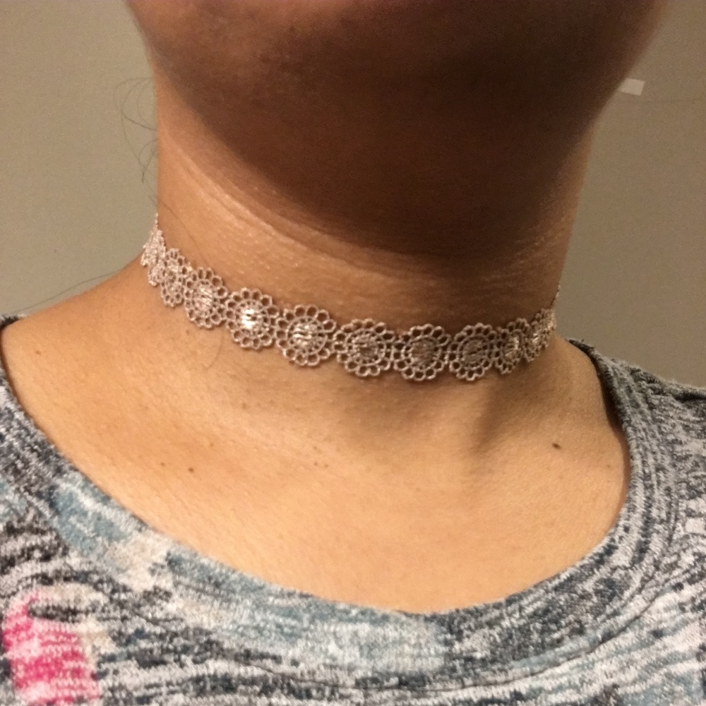 3/$15 ** Beige flowers lace choker NWOT - Picture 2 of 3